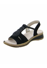 Sandal in suede nero con punta aperta, dettagli decorativi in perline nere, fasce elastiche, soletta imbottita e tacco a zeppa leggero.