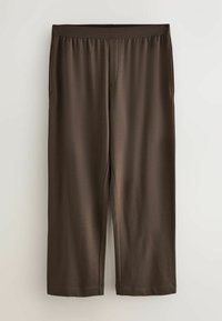 Brązowe, lekkie spodnie do kolan z elastycznym pasem i kieszeniami po bokach; gładka faktura z delikatnym połyskiem.