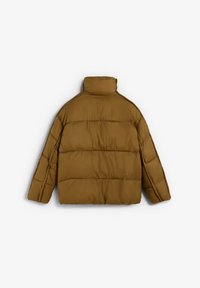 Chaqueta marrón acolchada con un cuello alto, que presenta un diseño acolchonado y un corte relajado. Sin cierres visibles ni adornos.