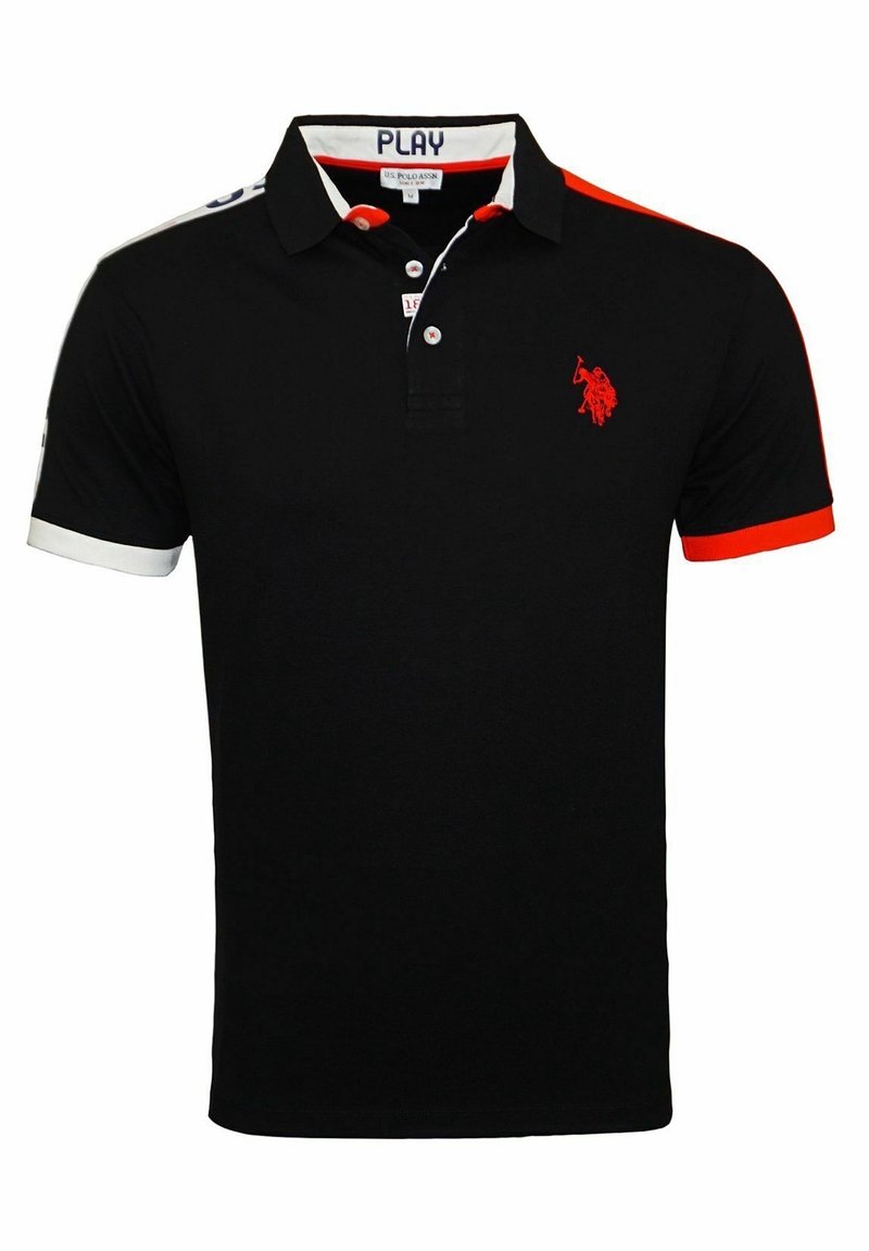 Polo noir avec des accents rouges et blancs sur les manches, un logo rouge brodé sur la poitrine et le texte « PLAY » à l'intérieur du col.