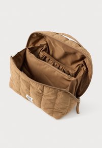 Τσαντάκι με ταμπά πλισέ ανοιχτό που δείχνει πολλαπλά εσωτερικά διαμερίσματα, συμπεριλαμβανομένης μιας τσέπης με φερμουάρ και μιας ελαστικής θήκης, σε λευκό φόντο.