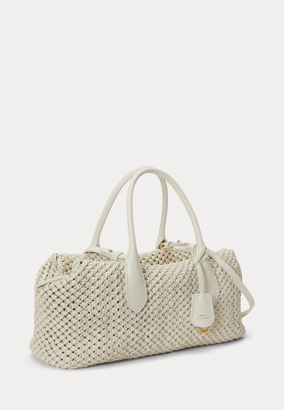 Fonott krémszínű kézitáska dupla, lekerekített fogantyúkkal, bőr részletekkel és egy kis lógó címkével, amelyen a "Polo by Ralph Lauren" domborított felirat található.