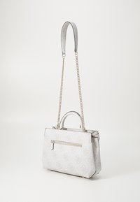 Borsa strutturata in grigio chiaro con un leggero motivo a logo, dotata di doppie maniglie, una tracolla a catena staccabile e una tasca con cerniera.