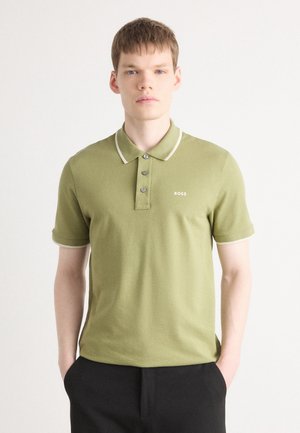 Oliven grønn polo skjorte med hvit krage og mansjetter, tre-knappers placket, og brodert "BOSS" logo på brystet.