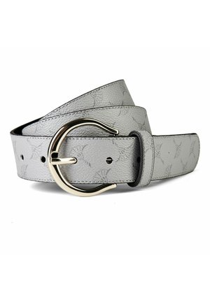 Ceinture en cuir gris avec un motif embossé subtil, boucle ronde et brillante en argent, bords cousus, enroulée sur un fond blanc.