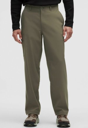 Pantalones cargo en verde oliva, fabricados con tejido ligero, que cuentan con múltiples bolsillos, un diseño de pierna recta y un cierre de botón.