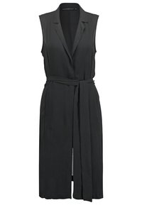 Černé šaty bez rukávů s šálovým límcem, páskem v pase a délkou po kolena. Vyrobeny z hladké látky, s minimálním designem.