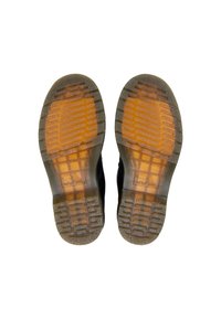 Scarpe di sicurezza nere con suole in gomma. Suola testurizzata grigia e arancione con modelli di presa, caratterizzata da un design pulito e slanciato.