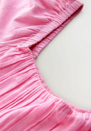 Rosa Stoff mit geraffter Textur, elastischem Ausschnitt und weichem, leichtem Material. Rundliche Form mit subtilen Drapierungselementen.