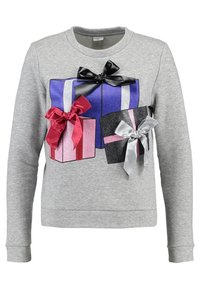 Felpa grigia con grafiche di scatole regalo colorate con fiocchi in viola, rosa e nero. Tessuto morbido con scollo rotondo e maniche lunghe.