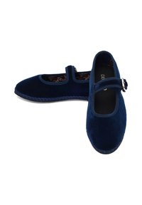 Para granatowych aksamitnych butów Mary Jane z srebrną klamrą i podszewką w wzór paisley na białym tle.