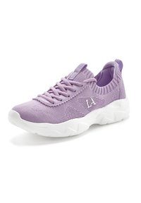 Helllila sportive Schuhe mit einem atmungsaktiven Strickobermaterial, runder Zehenpartie und weißer gepolsterter Sohle. Verfügt über eine Schlaufe an der Ferse und ein Schnürdesign.