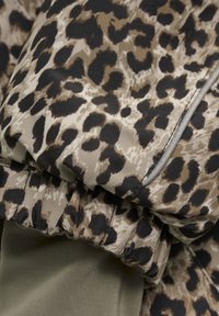 EN FANT WITH FRILLONG SLEEVES - Combinaison de pluie - pine bark