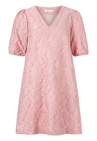 Różowa sukienka w kwiatowy wzór, z dekoltem w kształcie litery V, krótkimi puffowanymi rękawami oraz teksturowanym materiałem, charakteryzująca się luźnym krojem.