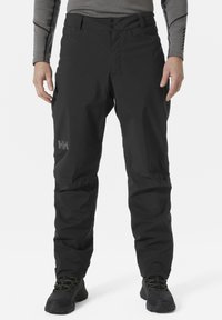 Zwarte waterdichte outdoor broek met een gladde textuur, riemlussen, twee voorzakken en een logo op de linkerdij.