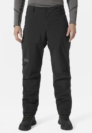 Zwarte waterdichte outdoor broek met een gladde textuur, riemlussen, twee voorzakken en een logo op de linkerdij.