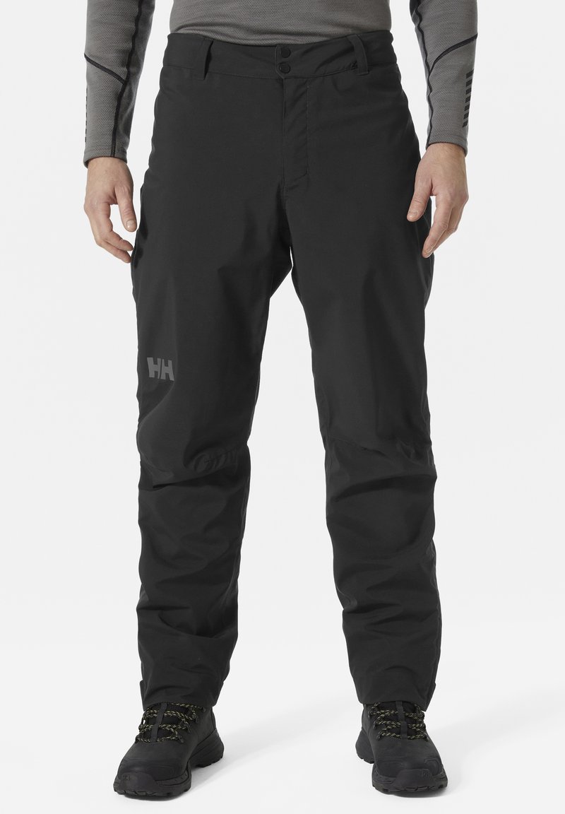 Zwarte waterdichte outdoor broek met een gladde textuur, riemlussen, twee voorzakken en een logo op de linkerdij.