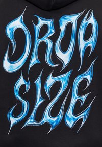Texte stylisé en bleu et blanc lisant "SROA SLZE" avec des bords acérés ressemblant à des flammes sur un fond noir.