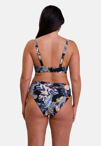 Ensemble de bikini noir avec des motifs floraux bleus et crème, doté de bretelles réglables et d'un fermoir au dos. Bas à taille mi-haute avec un design similaire.