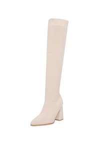 Botas beige hasta la rodilla hechas de un material de punto texturizado, con punta en forma de aguja y un tacón cuadrado robusto para mayor estabilidad.