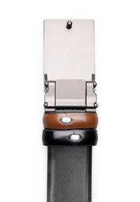 Czarny skórzany pasek z brązowymi i czarnymi akcentami, z metalową klamrą o matowym wykończeniu. Gładka faktura, minimalistyczny design.