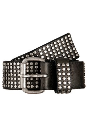 Ceinture en cuir noir avec plusieurs rangées de clous ronds argentés et une boucle métallique argentée, partiellement roulée avec une boucle de ceinture également cloutée.