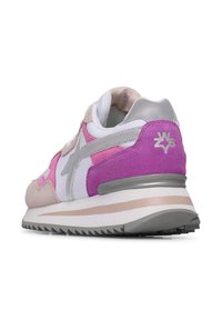 Sneaker con una miscela di suede bianco, rosa e beige. Presenta dettagli argentati, una suola testurizzata e il logo del marchio sul tallone.