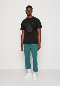 Tommy Jeans BADGE TEE - T-shirt basic - black