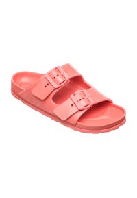 Korallepink slidesandaler lavet af gummi, med to justerbare spænder, tekstureret removerflade og en kontureret fodseng.