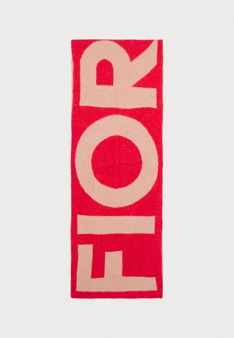 Arazzo da parete in feltro rosso con grande testo rosa chiaro che scrive "FIOR." Il design è audace e geometrico, con una texture morbida.