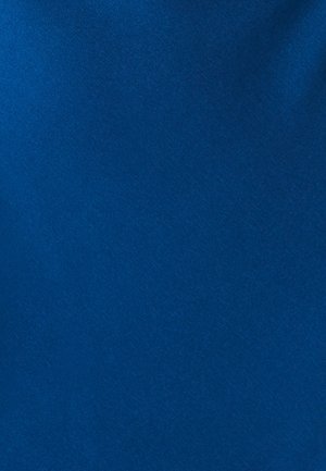 Głęboki niebieski materiał o gładkiej fakturze, lekko odbijający światło. Tkanina ma subtelny połysk i nie posiada widocznych wzorów ani detali.