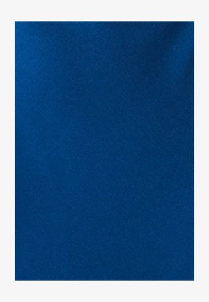 Głęboki niebieski materiał o gładkiej fakturze, lekko odbijający światło. Tkanina ma subtelny połysk i nie posiada widocznych wzorów ani detali.