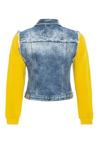 Veste en denim avec un corps bleu délavé et des manches jaunes vives. Présente des bords effilochés et un col classique. Texture douce sur les manches.