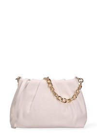 Borsa a tracolla bianca in pelle con design plissè, tracolla in catena dorata e texture morbida. Chiusura superiore con una silhouette elegante.