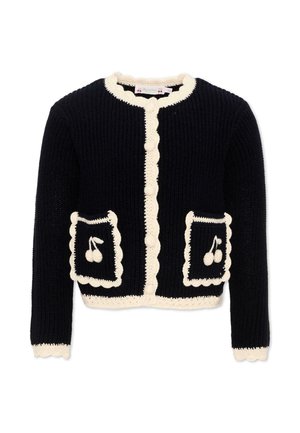 Cardigan nero lavorato a maglia con bordo smerlato bianco, scollo tondo, chiusura con bottoni sul davanti e due tasche davanti, ognuna con motivo di ciliegia bianca.