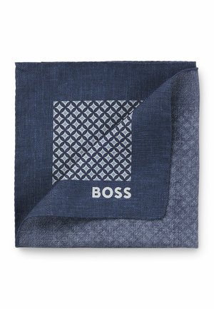 Fazzoletto di stoffa blu piegato con motivo geometrico al centro e testo "BOSS" in bianco vicino al bordo inferiore.