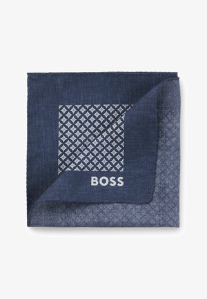 Gefaltetes blaues Stofftaschentuch mit geometrischem Muster in der Mitte und weißem "BOSS"-Text nahe dem unteren Rand.