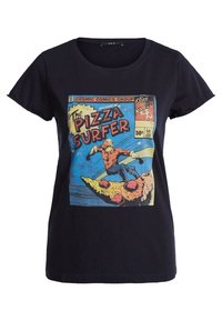 Camiseta de algodón negra con un gráfico colorido al estilo cómic titulado "El Surfista de la Pizza" que muestra una figura surfeando sobre una rebanada de pizza.