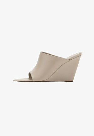 Beige Peeptoe-Wedges mit glattem Lederobermaterial und mäßiger Absatzhöhe, seitlich auf weißem Hintergrund dargestellt.