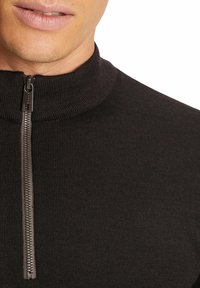 Maglione nero con zip, caratterizzato da una texture a coste e un colletto alto, con una zip metallica che scende lungo la parte anteriore.