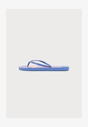 Tongs bleues avec fines brides et motif floral sur la semelle, vues de côté sur fond blanc.