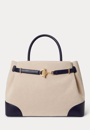 Geantă din pânză bej cu mânere din piele albastru închis, întărituri la colțuri și detaliu cu închizătoare aurie pe partea din față.