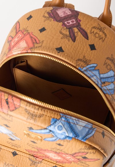 Καφέ δερμάτινο σακίδιο με παιχνιδιάρικο σχέδιο εικονογραφημένων λαγών σε μπλε και κόκκινο, με χρυσκό φερμουάρ και εσωτερική τσέπη.