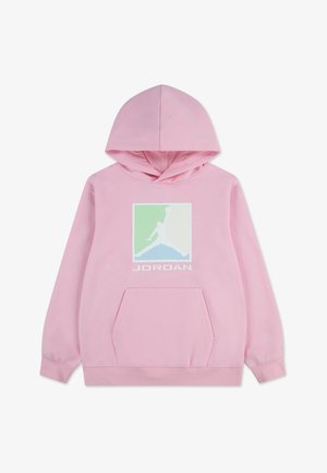 Pink hættetrøje med frontlomme, med et flerfarvet firkantet logo og teksten "JORDAN" i hvid under logoet.