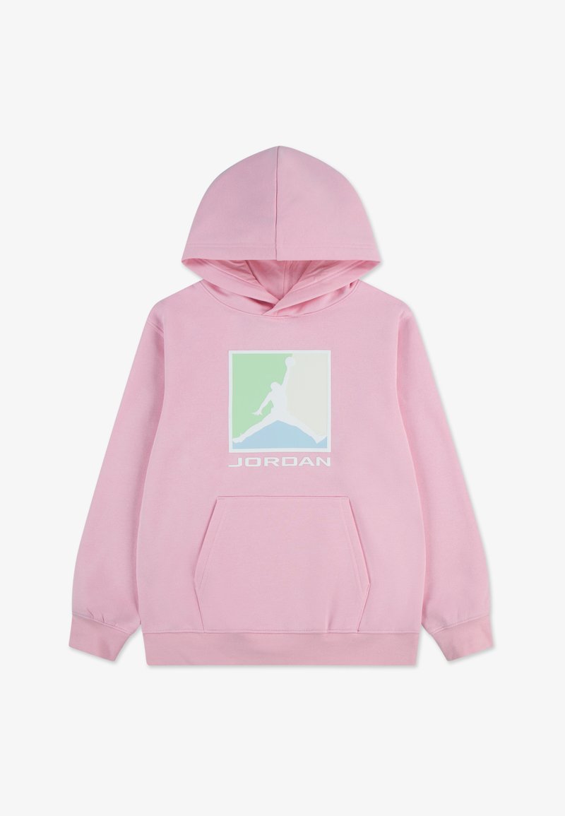 Ροζ φούτερ με κουκούλα και μπροστινή τσέπη, με πολύχρωμο τετράγωνο λογότυπο και το κείμενο "JORDAN" σε λευκό κάτω από το λογότυπο.