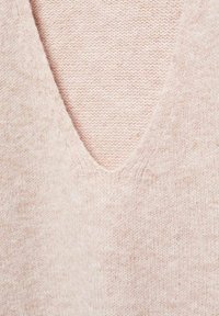 Zachte roze v-halstrui, gemaakt van textuur gebreid materiaal, met een diepe halslijn en een naadloze afwerking, ideaal voor het dragen in lagen.