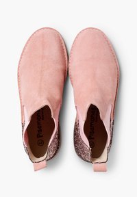 Bottines en daim rose avec des panneaux élastiques sur les côtés et des accents pailletés. Elles possèdent un bout arrondi et des coutures décoratives sur le dessus.