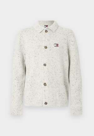 Cardigan lavorato a maglia grigio chiaro con colletto, chiusura frontale con bottoni, motivo puntinato texturizzato e una piccola toppa con il logo sul petto.