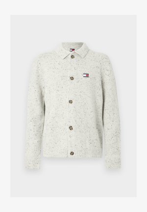 Hellgraue Strickjacke mit Kragen, mit durchgehender Knopfleiste, strukturiertem gesprenkeltem Muster und einem kleinen Logopatch auf der Brust.