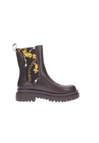 Stivale alla caviglia in pelle nera con suola spessa, caratterizzato da un pannello elastico decorativo con motivo in nero e oro sul lato.